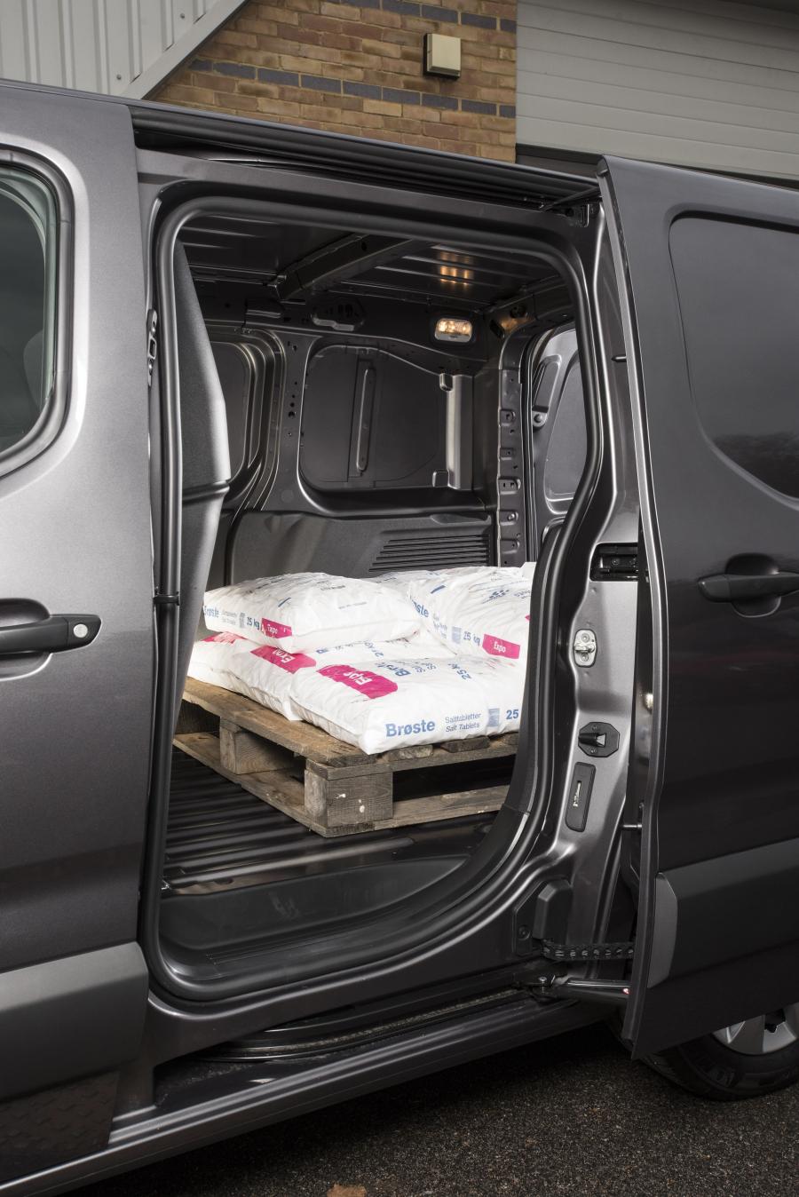 Интерьер Vauxhall Combo 2018 года  (фото 12 из 24)